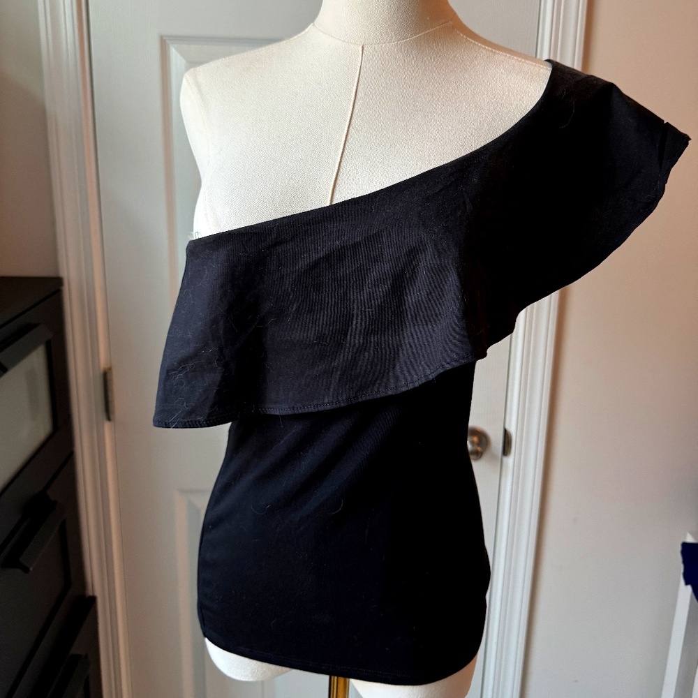 Jolie Los Angeles Black Ruffled On-Shoulder top Small
